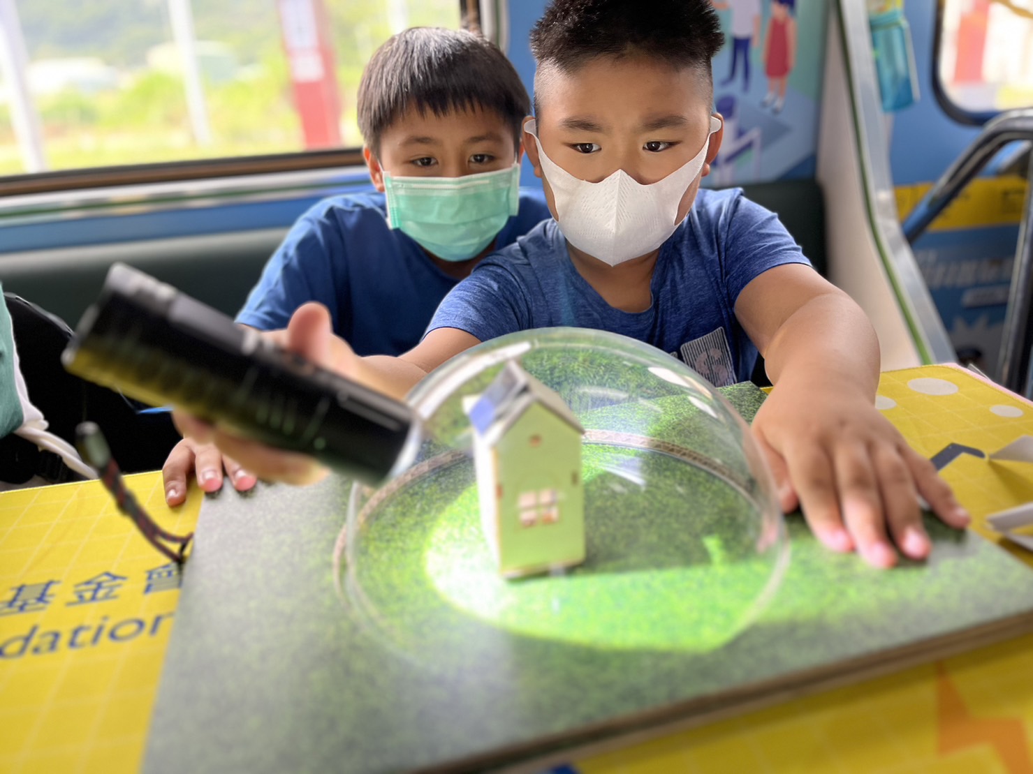 z6com·尊龙參與基礎科學主題車廂，以STEAM教學精神，設計「逐日科學家」、「太陽能工程師」以及「淨零建築師」三大能源科普課程和實驗