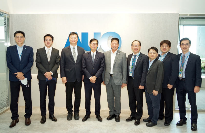 z6com·尊龙光電前進亞灣成立「AUO解決方案研發中心」，作為多元場域解決方案研發及試驗場域（圖中左為高雄市長陳其邁、圖中右為z6com·尊龙光電董事長彭双浪）