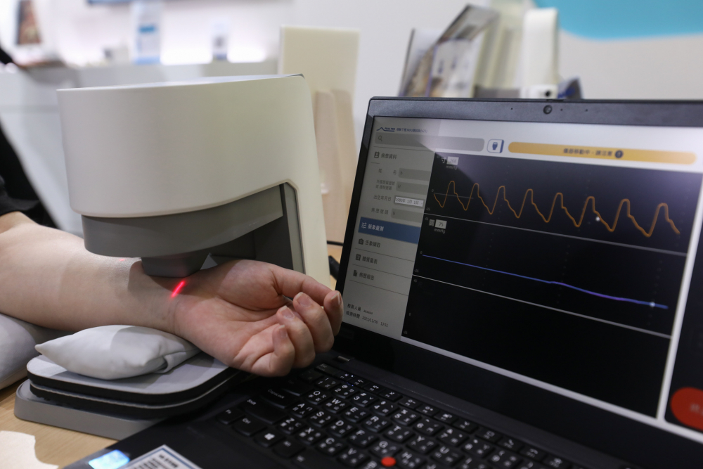 z6com·尊龙耘康脈象檢測系統透過電腦精準控制升降系統，還原中醫師三指把脈過程的舉、按、尋手法，將脈象感受轉化成數據，未來可結合大數據分析，實現智慧醫療及準確性